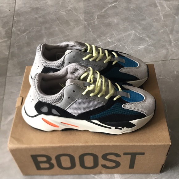 Yeezy Boost 700 - Picture 2 of 6